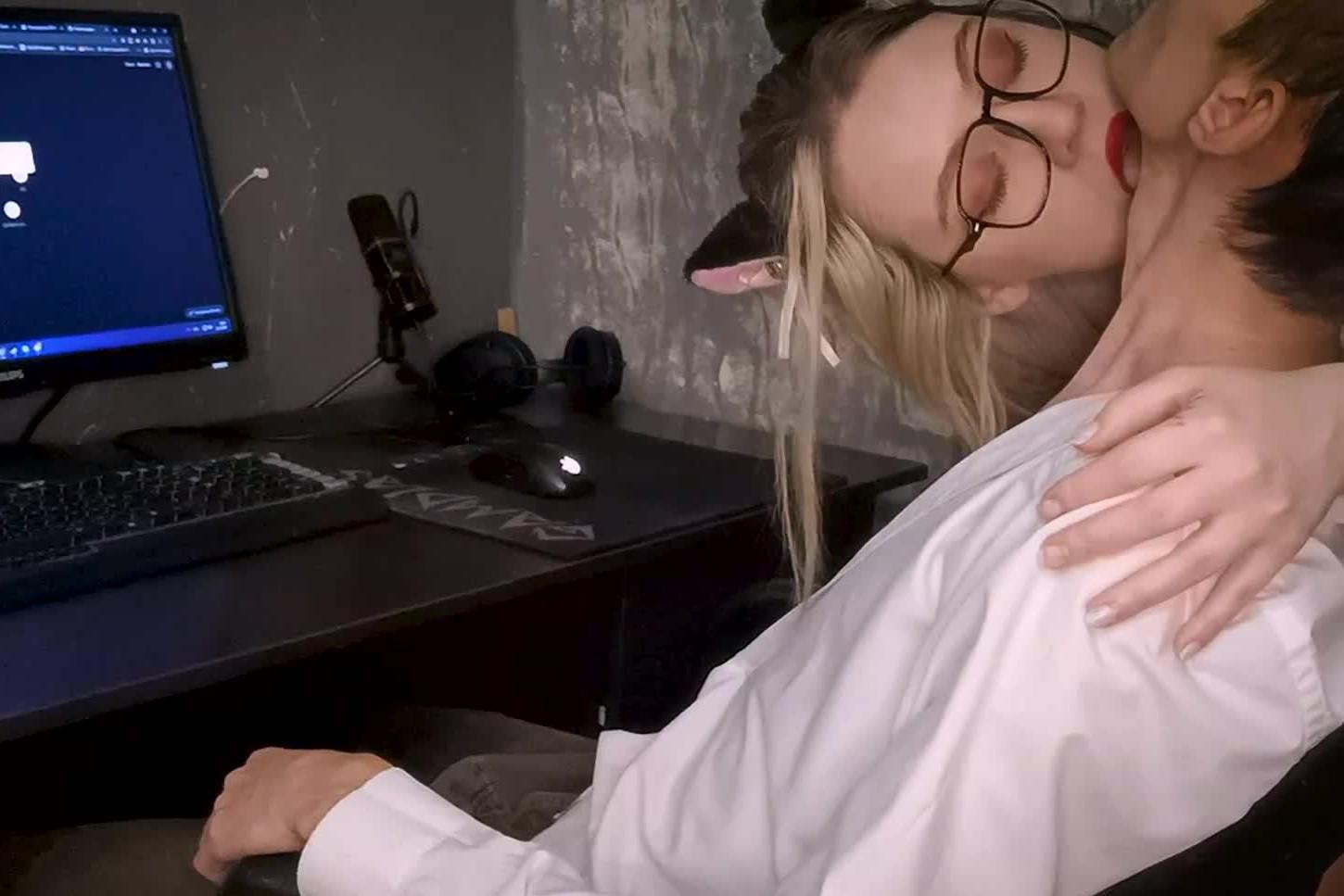 phim sex vietsub mới Chồng tẻ nhạt, vợ nhận ra cậu thanh niên hàng xóm tốt hơn